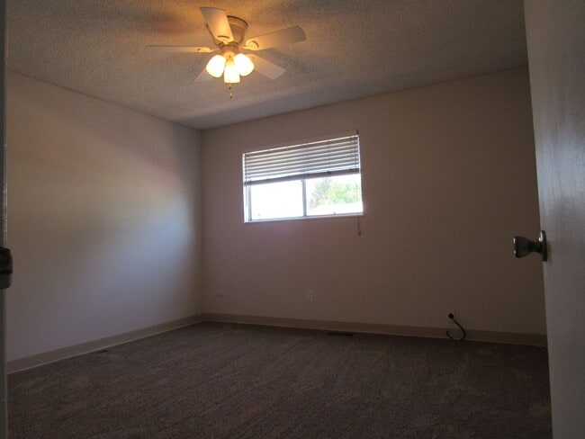 Building Photo - Remodeled Huge 4 Bedroom Townhome