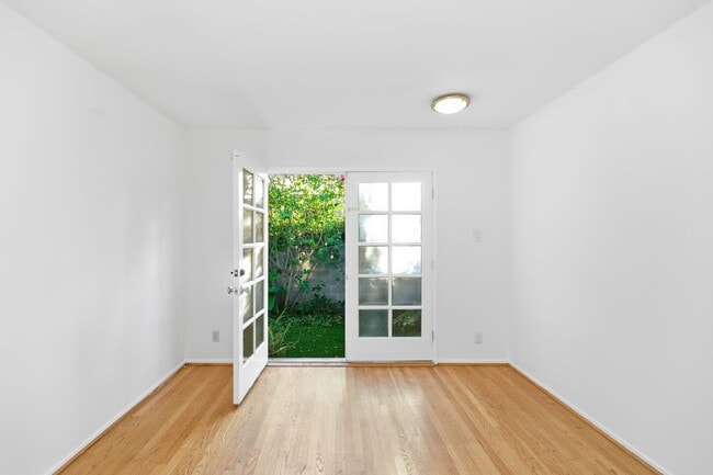 Building Photo - Beautiful 3 Bed + 2 Bath House + Front & Back Yard, Garage, Driveway