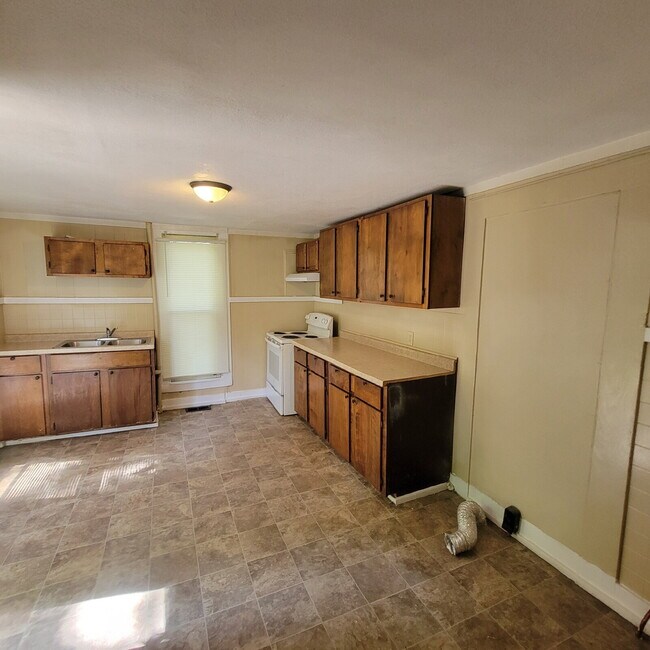 Building Photo - Southeast Indy home for Lease, very Quaint!