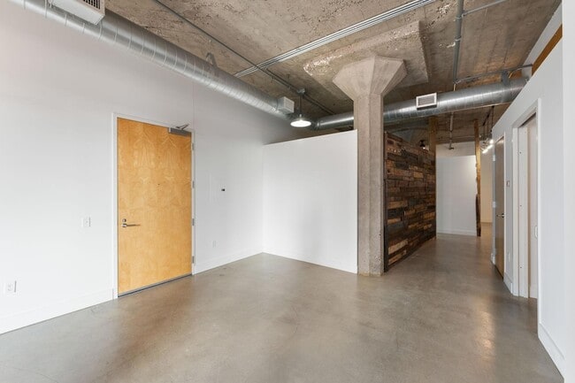 Building Photo - 718 N Washington Ave