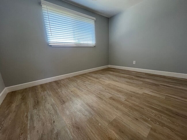 Building Photo - 2 Bed 1 Bath, 1 Car garage and W/D Hookups!