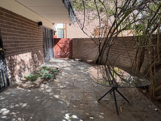 Building Photo - Lovely 2 Bedroom and 2 Bathroom Condo w/ D...