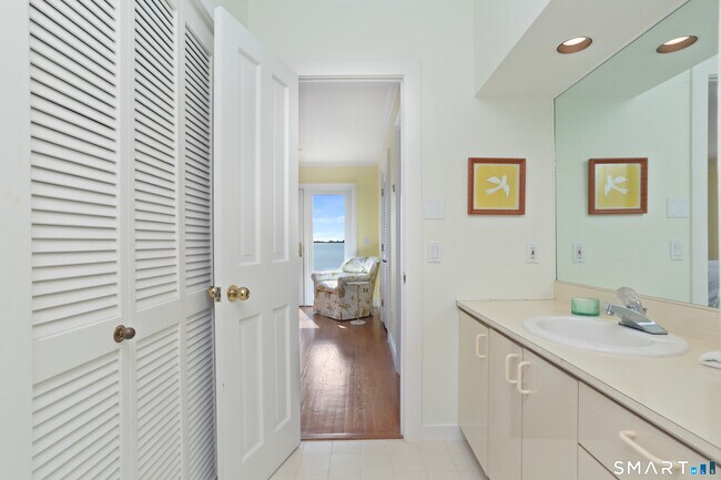 Building Photo - 34 Shorehaven Rd