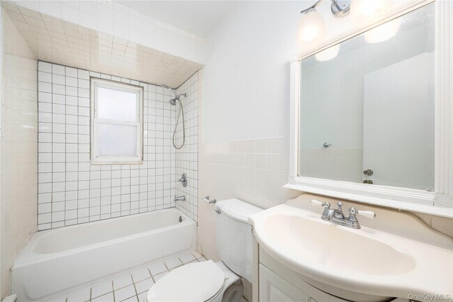 Building Photo - 74 Lakeshore Dr E