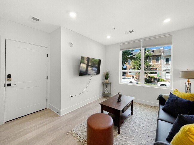 Building Photo - 3700 Oakview Terrace NE