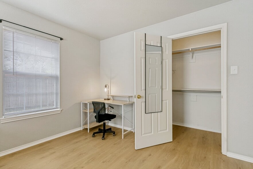 Building Photo - 107 S Crawford St