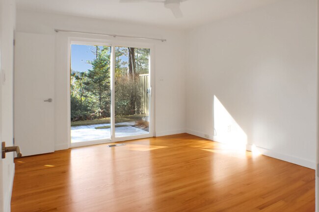 Building Photo - 21 Woodbury Rd