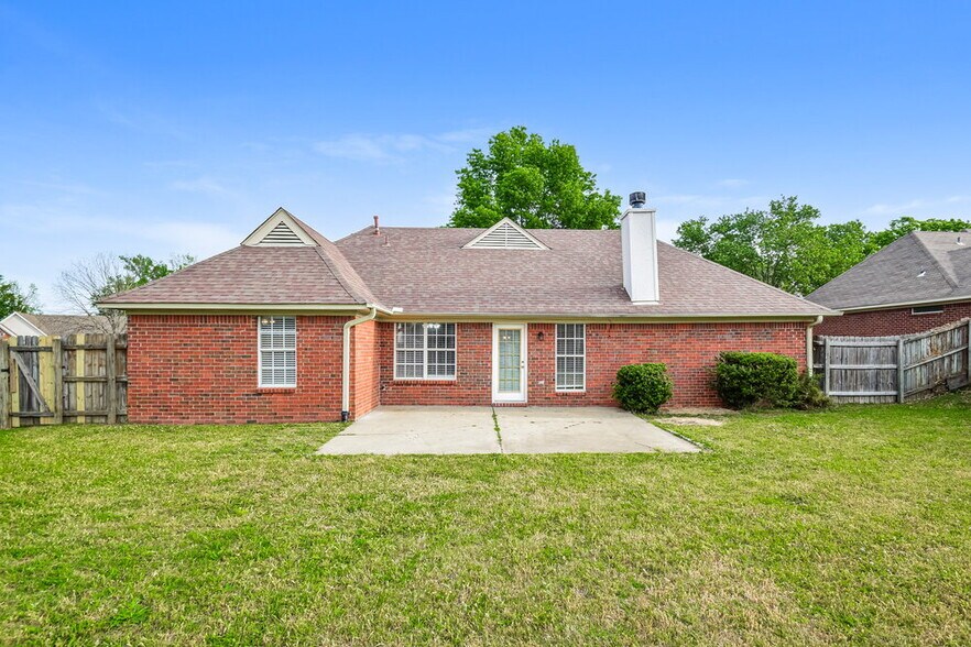 Building Photo - 1865 Winners Cir N