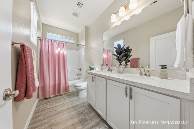 Building Photo - 5 Lilla Rosa St