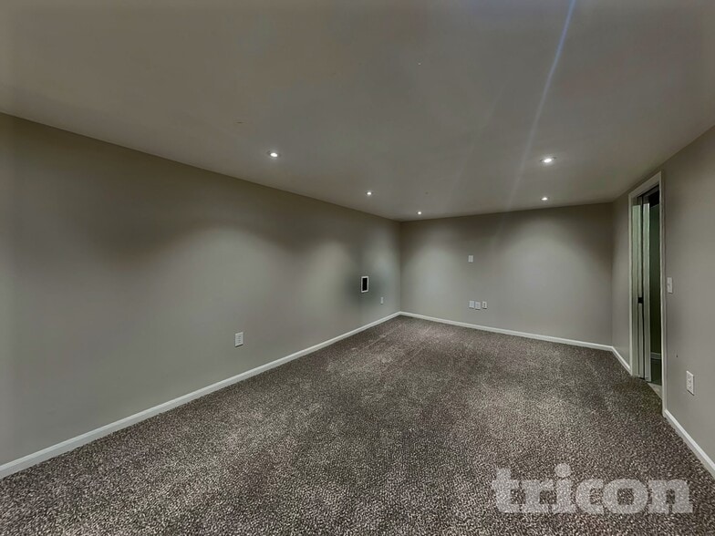 Building Photo - 7035 Montroff Cir