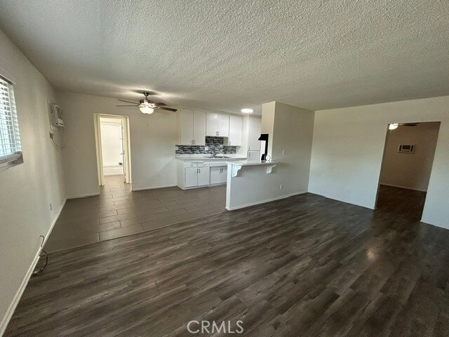 Building Photo - 685 E Vista Chino