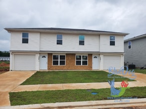 Building Photo - 3 Bedroom, 2.5 Bath New Duplex!