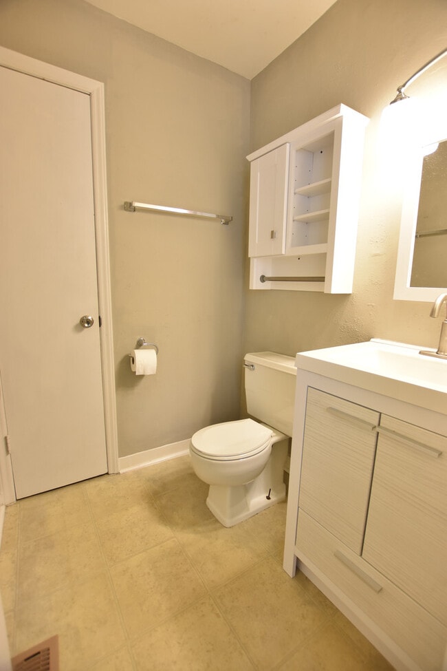 Building Photo - 3 Bed/1.5 Bath Single-Level Home - Reynolda Rd Area!