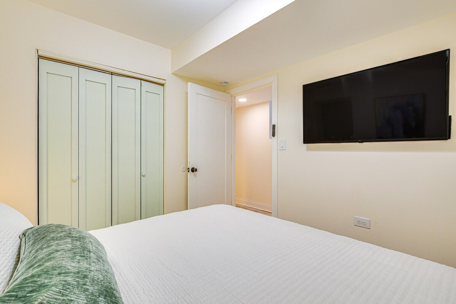 Building Photo - 4829 S Forrestville Ave