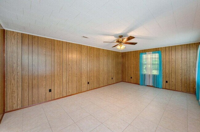 Building Photo - Charming brick home ready for move in!