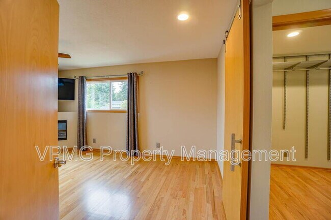 Building Photo - 6904 NE 70th St
