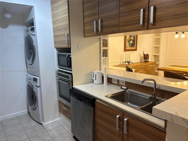 Building Photo - 17150 N Bay Rd