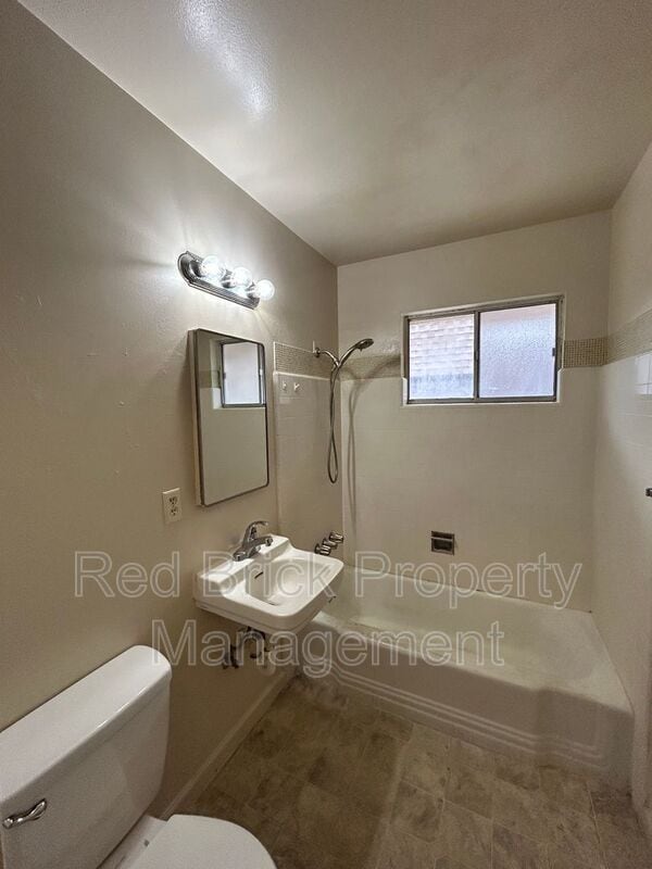 Building Photo - 343 W 21st St