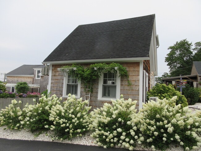 Building Photo - 255 Pequot Ave