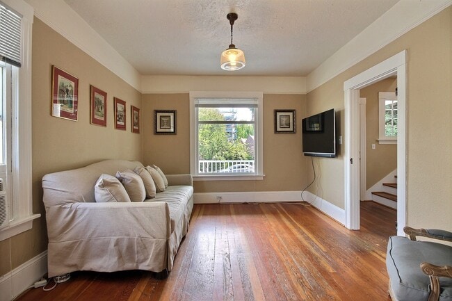 Building Photo - Charming Victorian home with private driveway