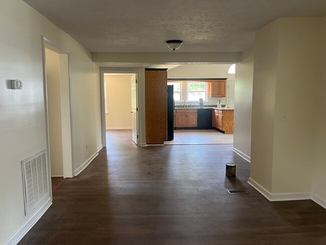 Building Photo - Very Nice 4 bedroom near Tri Cities Airpor...