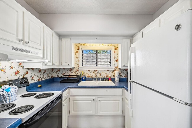 Building Photo - 2340 Grand Oaks Ln