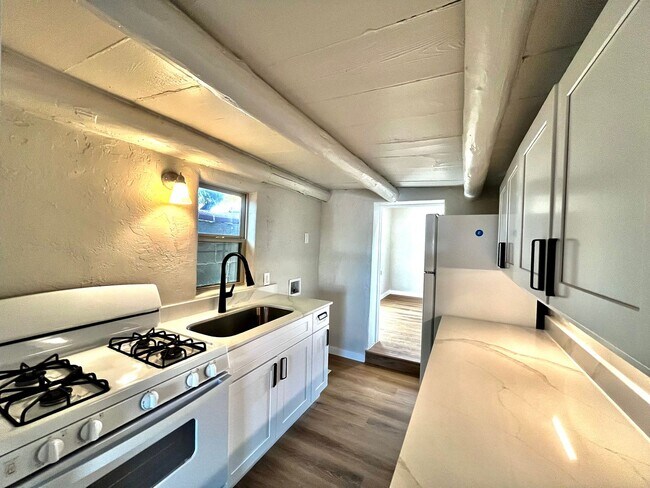 Building Photo - 422 Towner Ave NW