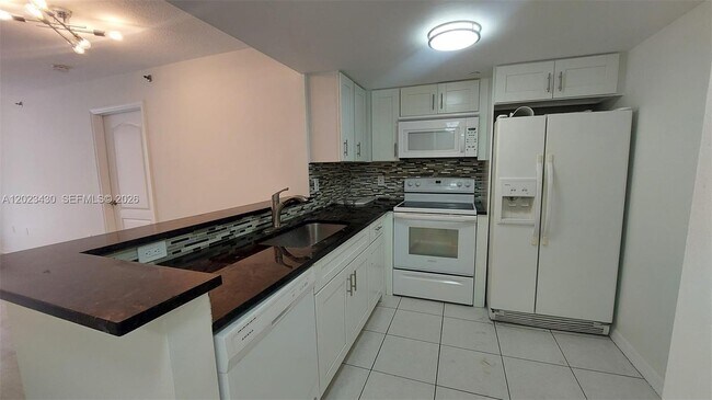 Building Photo - 2642 Collins Ave