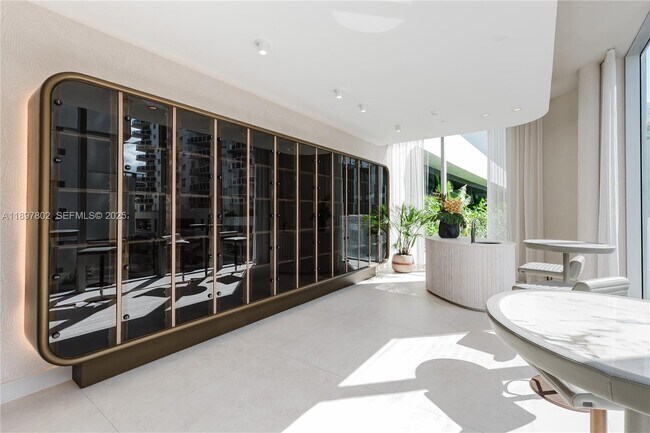 Building Photo - 700 NE 24th St