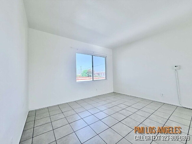 Building Photo - 943 W 68th St