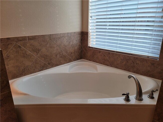 Building Photo - 1901 Woodhaven Ct