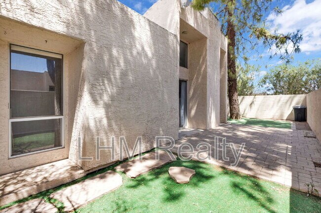 Building Photo - 930 S Dobson Rd