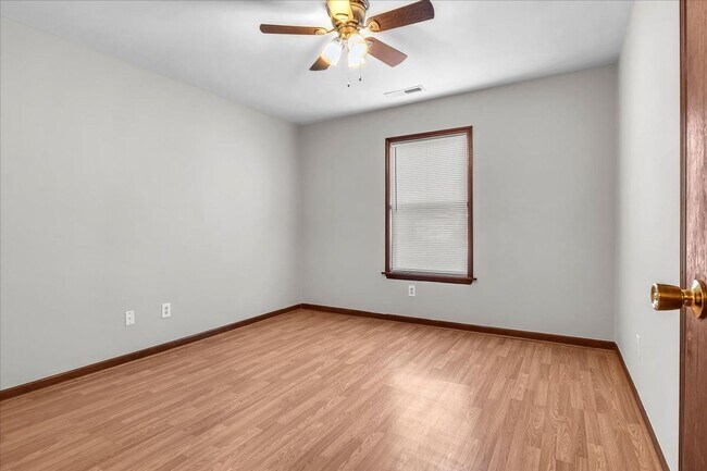 Building Photo - 2 Bed 2.5 Bath Duplex