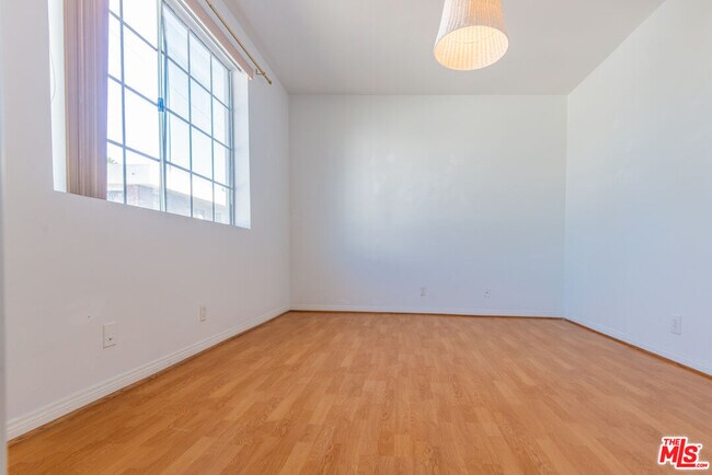 Building Photo - 458 N Oakhurst Dr