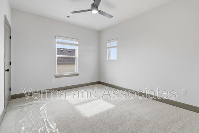 Building Photo - 930 Trestle Ln