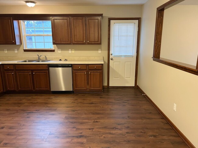 Building Photo - 2 Bed Single Level Duplex in Grain Valley