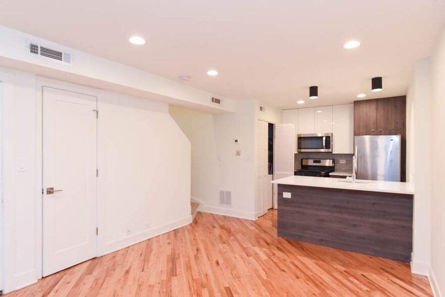 Building Photo - 949 W Grace St