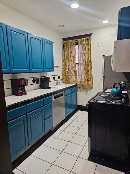 Kitchen with dishwasher - 1475 N Humboldt St