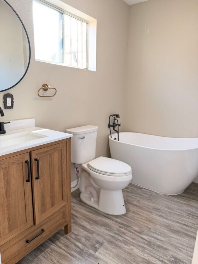 Building Photo - 5 Bed 3 Bath House Available Now!