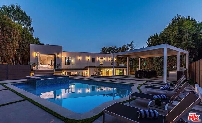 Building Photo - 1271 Sunset Plaza Dr