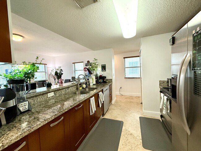 Building Photo - 1033 SW 9th Ct