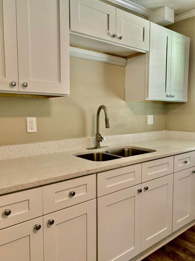 Building Photo - WELCOME TO THIS NEWLY RENOVATED 3-BEDROOM DUPLEX UNIT IN A STELLAR LOCATION!