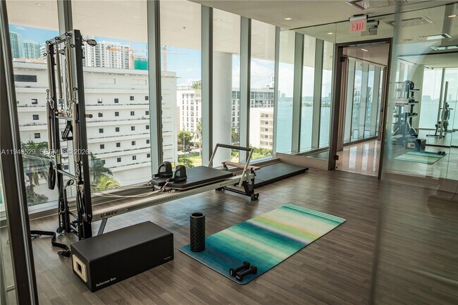 Building Photo - 700 NE 26th Terrace