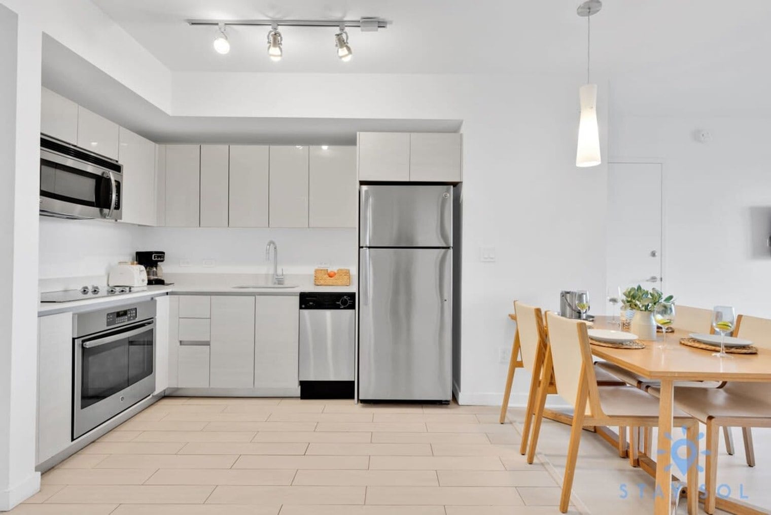 Building Photo - 2602 E Hallandale Beach Blvd