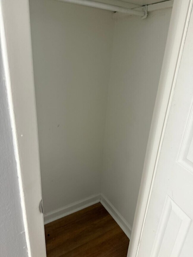 Building Photo - UPDATED 3 bedroom