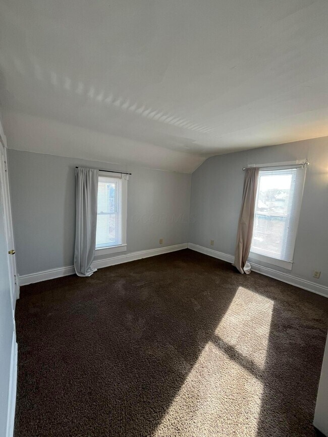 Building Photo - 1227 E Chestnut St