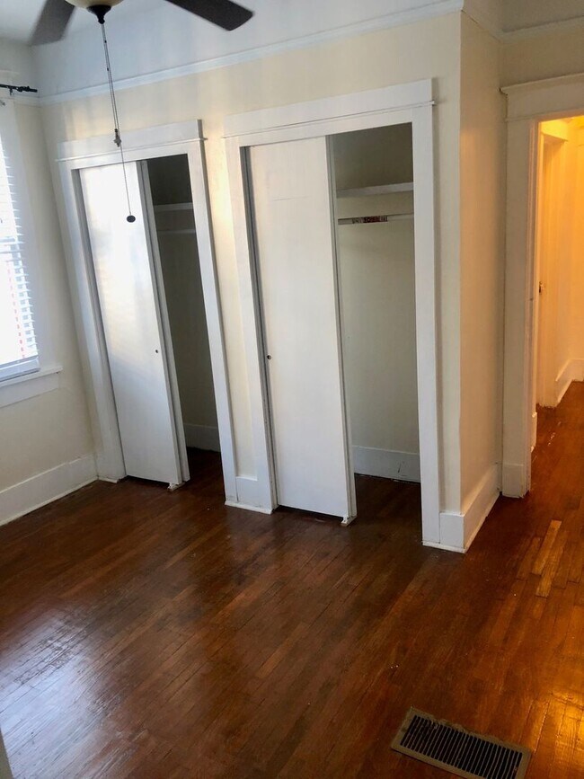 Building Photo - Spacious 2BD with Sun Room and Large Backyard