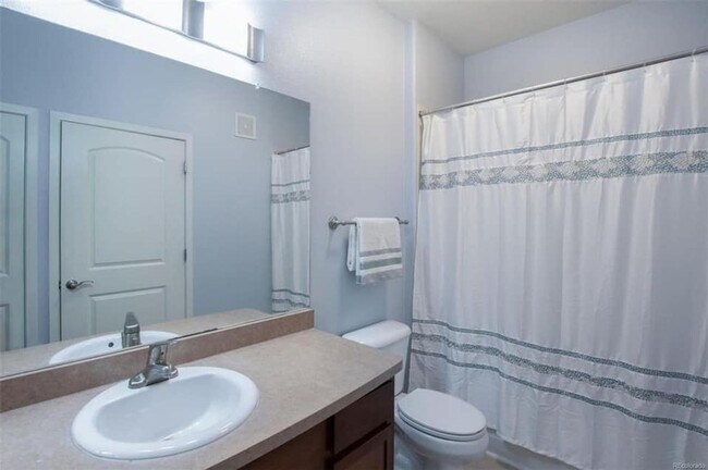Building Photo - Charming 3BD/2BA Condo in Lone Tree