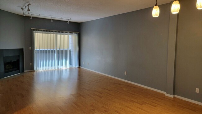 Building Photo - Spacious and turn key ready 2 bedroom apar...