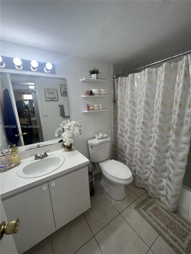 Building Photo - 666 W 81st St